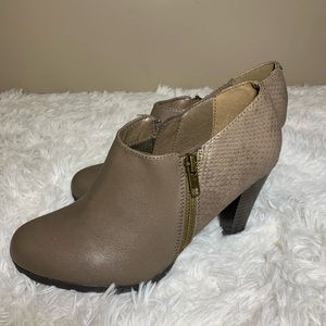 BRAND NEW White Mountain Women’s 6.5 heeled boot